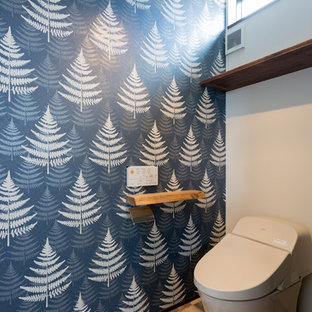 他の地域の北欧スタイルのおしゃれなトイレ・洗面所 (茶色い床、一体型トイレ ) の写真