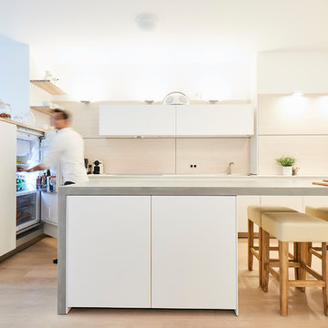 Minimalistische B3-Küche mit ausgefeilten Stauraumlösungen