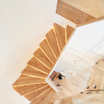 Faltwerktreppe mit verdeckter Beleuchtung