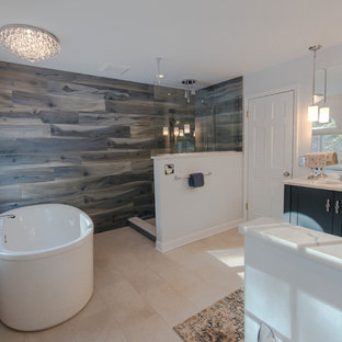 Foto di una stanza da bagno padronale minimalista di medie dimensioni con ante con riquadro incassato, ante blu, vasca freestanding, doccia aperta, WC a due pezzi, piastrelle multicolore, piastrelle in gres porcellanato, pareti blu, pavimento in gres porcellanato, lavabo sottopiano, top in quarzo composito, pavimento marrone e doccia aperta