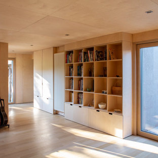 Esempio di una grande palestra multiuso contemporanea con parquet chiaro e soffitto in legno