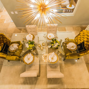 На фото: с высоким бюджетом гостиные-столовые среднего размера в стиле фьюжн с серыми стенами, полом из травертина и бежевым полом без камина