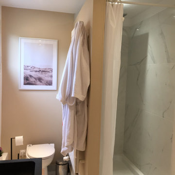 Salle de bain beige et bois