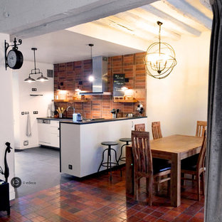 クレルモン・フェランのコンテンポラリースタイルのLDKの画像 (テラコッタタイルの床)