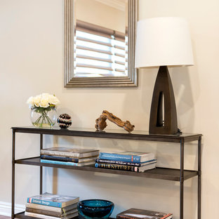 Idee per un ingresso tradizionale di medie dimensioni con pareti beige e pavimento in bambù