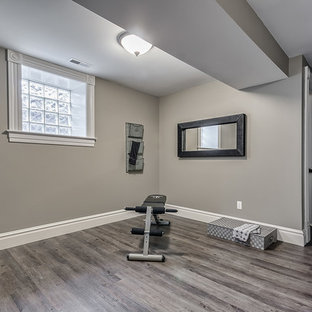 Imagen de sótano tradicional renovado, de tamaño medio, con paredes grises y suelo vinílico
