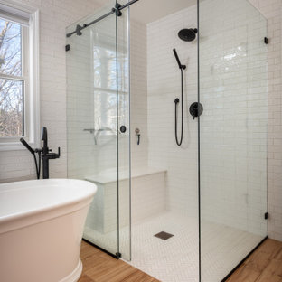 Idéer för att renovera ett mellanstort lantligt svart svart en-suite badrum, med skåp i shakerstil, vita skåp, ett fristående badkar, en öppen dusch, en toalettstol med separat cisternkåpa, vit kakel, tunnelbanekakel, vita väggar, ett fristående handfat, granitbänkskiva och dusch med skjutdörr