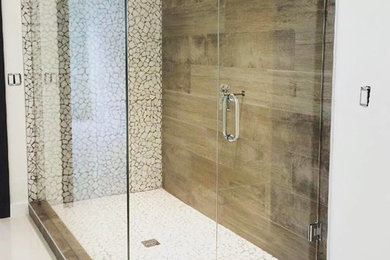 Modelo de cuarto de baño minimalista con combinación de ducha y bañera