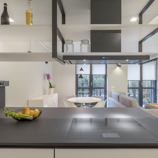 Bild på en liten funkis matplats med öppen planlösning, med grå väggar, ljust trägolv och gult golv