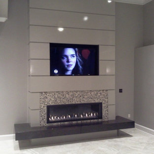 Inspiration för mycket stora moderna allrum med öppen planlösning, med ett finrum, grå väggar, klinkergolv i keramik, en hängande öppen spis, en spiselkrans i sten och en inbyggd mediavägg