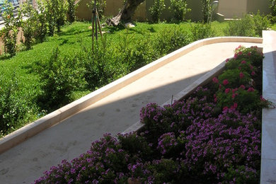Esempio di un giardino mediterraneo esposto a mezz'ombra in estate