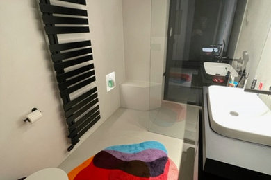 Kleines Modernes Badezimmer mit weißen Schränken, bodengleicher Dusche, Aufsatzwaschbecken, grauem Boden, offener Dusche, Einzelwaschbecken und schwebendem Waschtisch in Köln