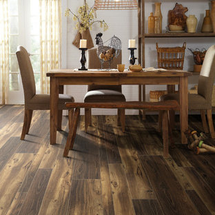 На фото: с высоким бюджетом гостиные-столовые среднего размера в стиле кантри с белыми стенами и полом из винила без камина