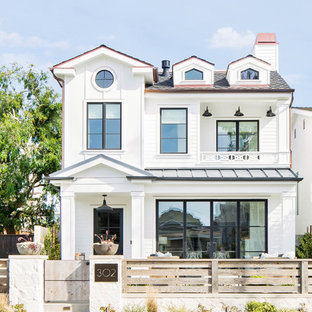 Idéer för ett stort lantligt vitt hus, med tre eller fler plan, sadeltak och tak i mixade material