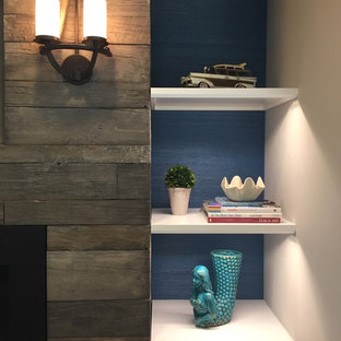 Imagen de sala de estar abierta, marinera, pequeña, con paredes blancas, chimenea lineal, marco de chimenea de madera y televisor colgado en la pared
