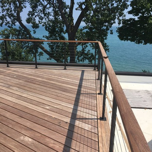 シカゴの大きいトランジショナルスタイルのおしゃれな裏庭のデッキ (日よけなし) の写真