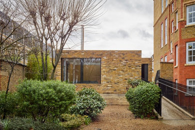 This is an example of a contemporary front yard garden in London.