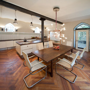 ボンの広い地中海スタイルのLDKの画像 (ベージュの壁、無垢フローリング)