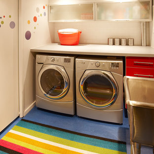 トロントの小さいモダンスタイルのおしゃれな洗濯室 (スロップシンク、フラットパネル扉のキャビネット、赤いキャビネット、ラミネートカウンター、白い壁、リノリウムの床、左右配置の洗濯機・乾燥機) の写真