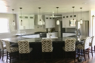Example of a minimalist kitchen design in Hawaii