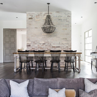 ブリスベンの広いコンテンポラリースタイルのLDKの画像 (白い壁、無垢フローリング、標準型暖炉、石材の暖炉まわり、ベージュの床)