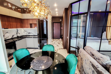 На фото: открытая гостиная комната среднего размера:: освещение в современном стиле с белыми стенами, полом из керамогранита и белым полом