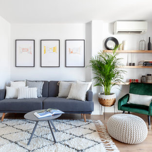 Diseño de salón contemporáneo con paredes blancas, suelo de madera en tonos medios y suelo marrón