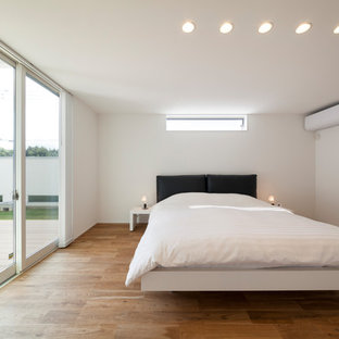 他の地域のモダンスタイルのおしゃれな寝室 (白い壁、茶色い床) のレイアウト