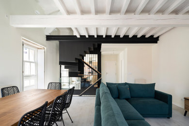 Ejemplo de salón actual con paredes blancas, suelo de madera clara, suelo blanco y madera