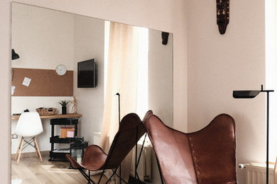 Inspiration pour une grande chambre parentale traditionnelle avec un mur beige, sol en stratifié et un sol beige.