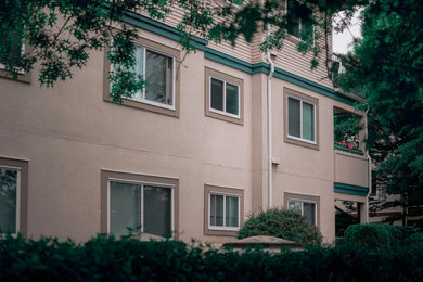 バンクーバーにあるトラディショナルスタイルのおしゃれな家の外観の写真