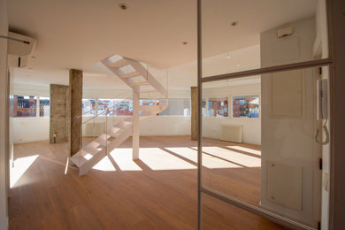 Imagen de salón tipo loft y blanco y madera minimalista de tamaño medio con paredes blancas y suelo de madera clara
