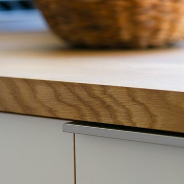 Die handgefertigte Buche-Arbeitsplatte im Detail