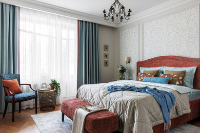Идея дизайна: хозяйская спальня среднего размера в классическом стиле с бежевыми стенами, паркетным полом среднего тона и бежевым полом