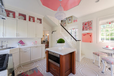 Example of a classic kitchen design in Richmond