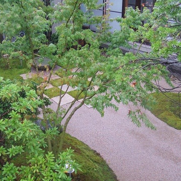 水鉢と苔と市松の庭