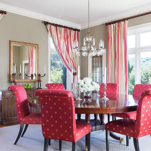 Свежая идея для дизайна: большая гостиная-столовая в классическом стиле с бежевыми стенами, паркетным полом среднего тона и бежевым полом - отличное фото интерьера