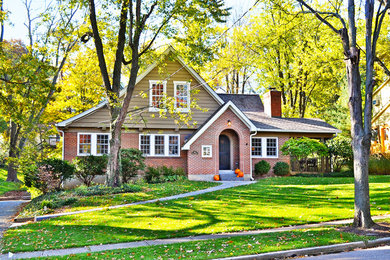 Example of a mid-sized classic red two-story mixed siding gable roof design in Cincinnati