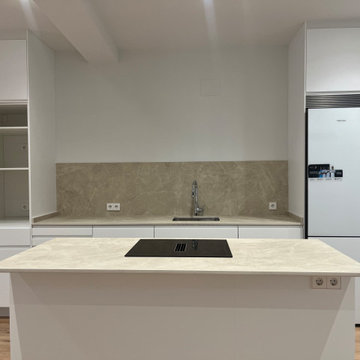 Cocina con isla en Tirso de Molina con Muebles de Ikea