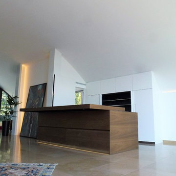 Repräsentative Küche mit Nebenküche einer modernen Villa in Wien