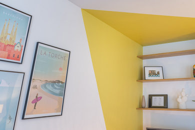 Réalisation d'un salon nordique avec un mur jaune.