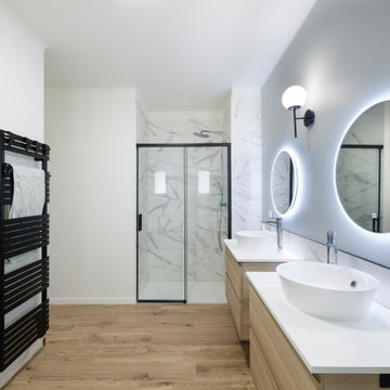 Une salle de bain marbre et bois