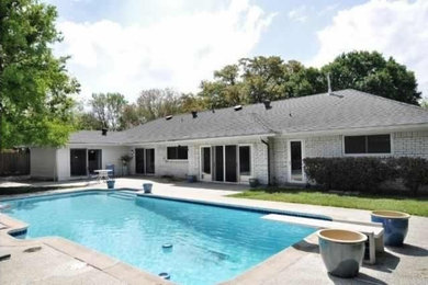 Pool - mid-sized contemporary backyard concrete and rectangular pool idea in Dallas