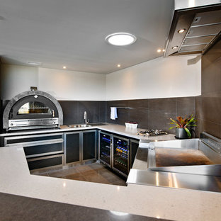 Свежая идея для дизайна: дворик в современном стиле с летней кухней и навесом - отличное фото интерьера