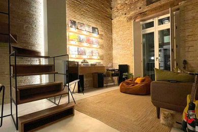 Esempio di un piccolo soggiorno industriale stile loft con sala della musica, pareti beige, pavimento in cemento, pavimento grigio, travi a vista e pareti in mattoni