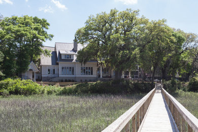 Example of an exterior home design in Charleston