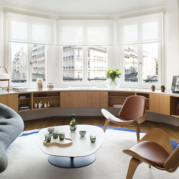 Grande salon en rotonde donnant sur un angle de rue de Paris