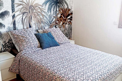 Idées déco pour une chambre parentale scandinave de taille moyenne avec un mur blanc, parquet clair et un sol beige.