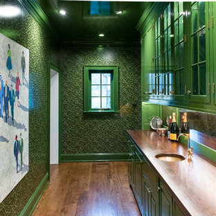 フィラデルフィアの大きいトラディショナルスタイルのおしゃれなウェットバー (アンダーカウンターシンク、レイズドパネル扉のキャビネット、緑のキャビネット、木材カウンター、ミラータイルのキッチンパネル、無垢フローリング、茶色い床、茶色いキッチンカウンター) の写真