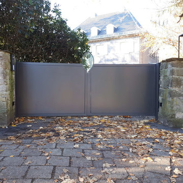 Design-Sichtschutztoranlage